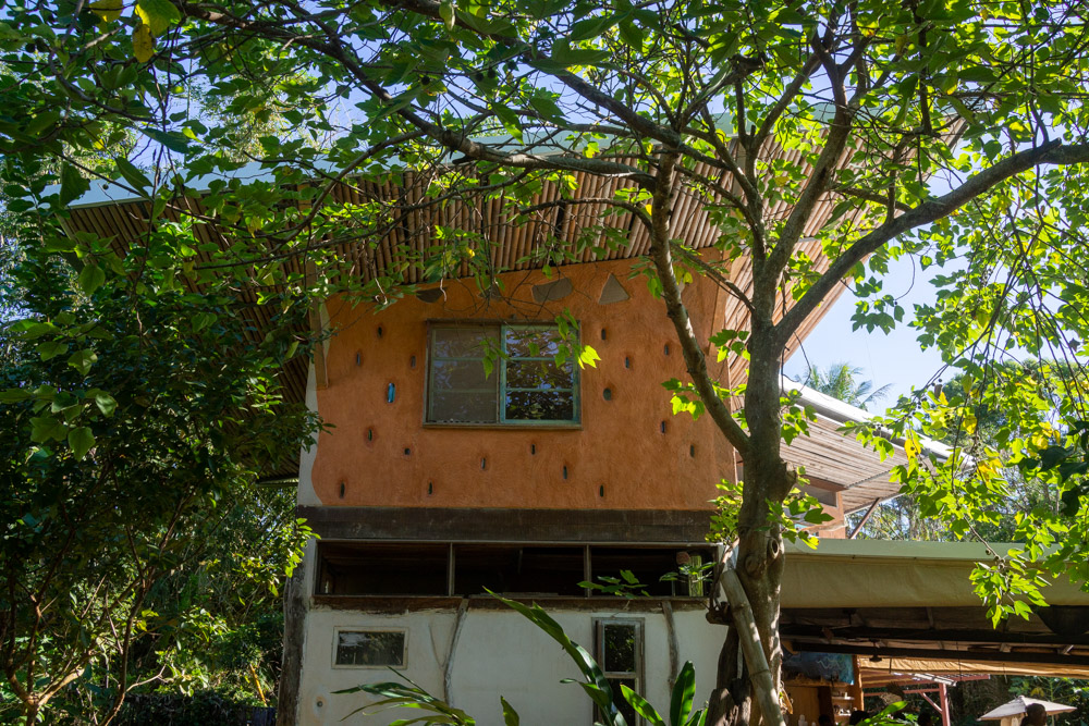 Une maison intégrée dans le cycle de la nature