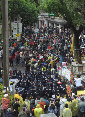 Les pro-réunificationnistes accusent la police de protéger les manifestants