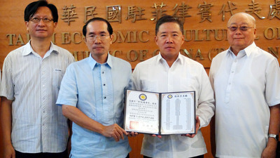 Les Taiwanais aux Philippines aident les pompiers de Kaohsiung à compléter leurs équipements