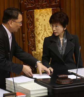 Hung Hsiu-chu questionnée par les médias sur le poste de président du KMT