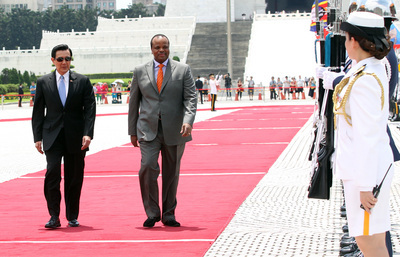 Une salve de vingt-et-un coups de canon pour accueillir le roi swazi Mswati III
