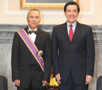 Le cinéaste taiwanais Hou Hsiao-hsien décoré par le Président Ma Ying-jeou