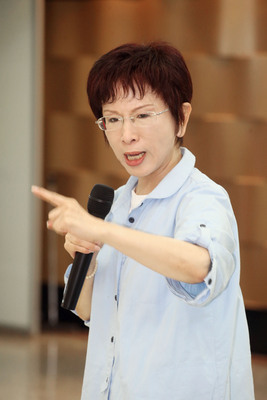 Hung Hsiu-chu en colère contre des publications obscènes la concernant