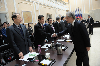 Le Premier ministre Mao Chi-kuo prend congé
