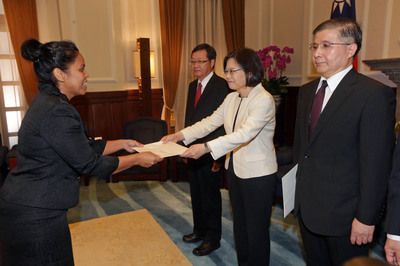Tsai Ing-wen rencontre la nouvelle ambassadrice de Nauru