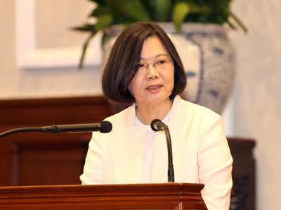 Tsai Ing-wen encourage les filles à intégrer la filière des sciences et technologies
