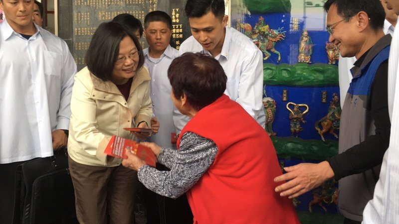 La chef de l’Etat distribue des enveloppes rouges à Taitung