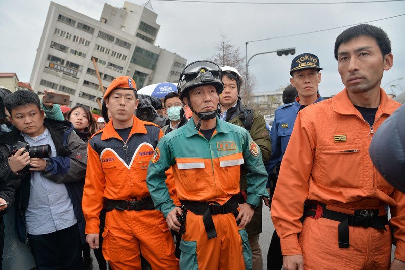 Les secouristes japonais arrivent à Hualien