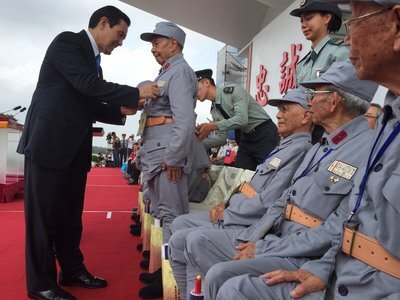 Déploiement militaire commémorant la guerre contre les Japonais