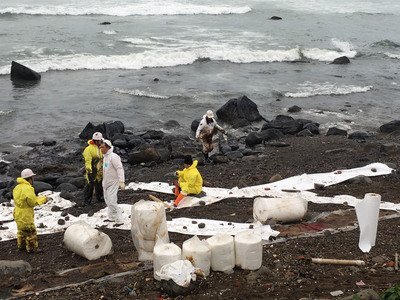 La fuite de pétrole du cargo de T. S. Lines s’aggrave
