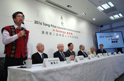 L’américain William Theodore de Bary gagne le prix Tang de la section sinologie