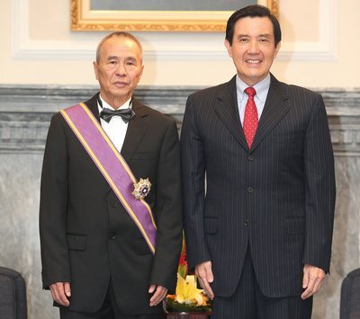 Le cinéaste taiwanais Hou Hsiao-hsien décoré par le Président Ma Ying-jeou