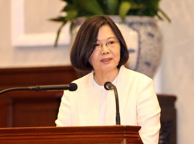 Tsai Ing-wen encourage les filles à intégrer la filière des sciences et technologies