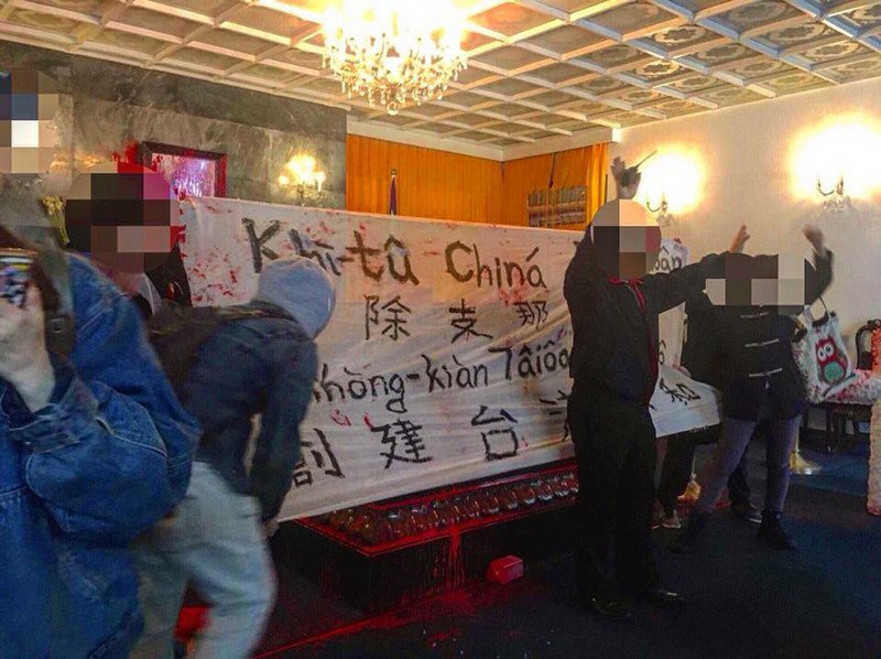 Dix personnes inculpées pour avoir vandalisé le mausolée de Tchang Kaï-chek