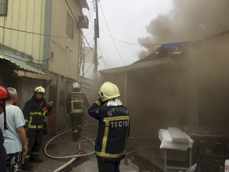 Pompiers de Taichung lors d'une intervention. Image CNA