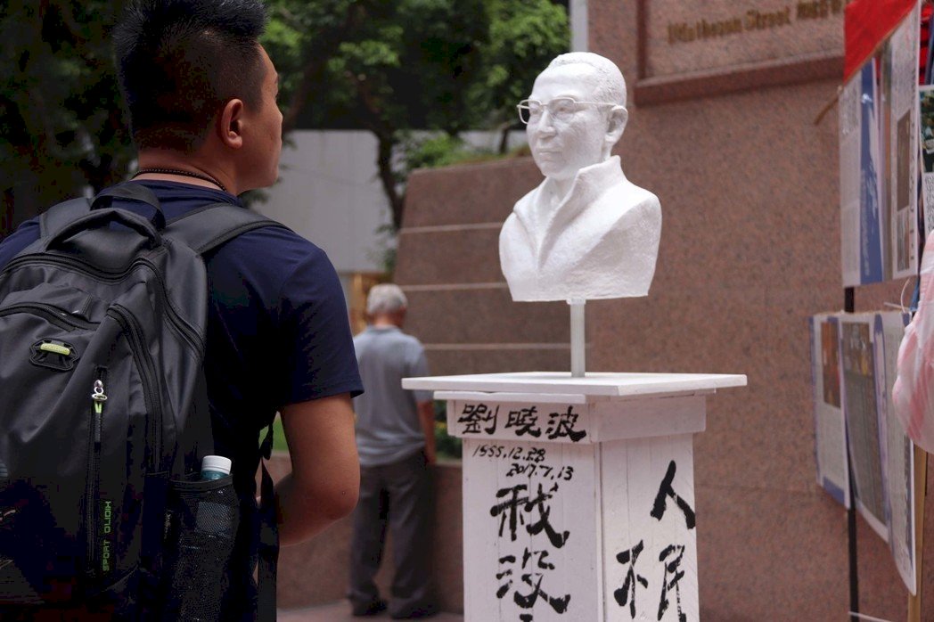 Des militants hongkongais ont érigé un buste de Liu Xiaobo à l'occasion des commémorations de Tian'anmen et en réponse aux 