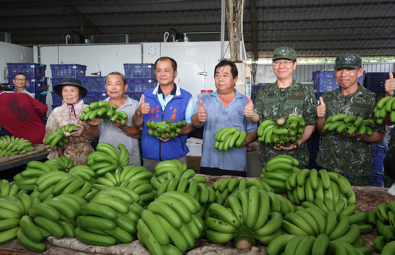 L’armée vient en aide aux agriculteurs taiwanais en faisant des achats