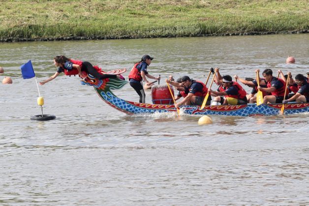 Course de bateaux-dragons sur l’eau mais aussi sur la terre