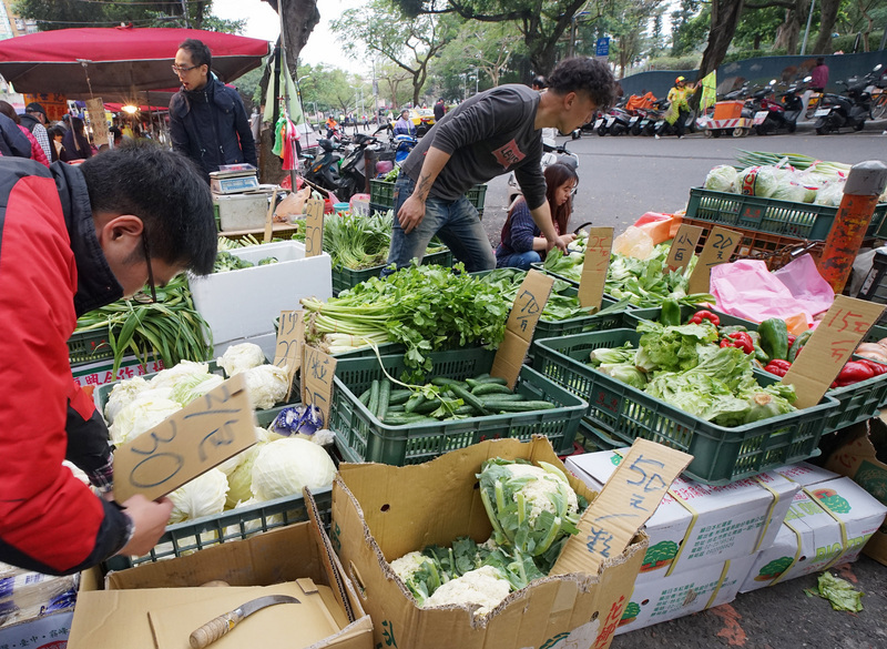 La menace du typhon fait déjà grimper les prix des fruits