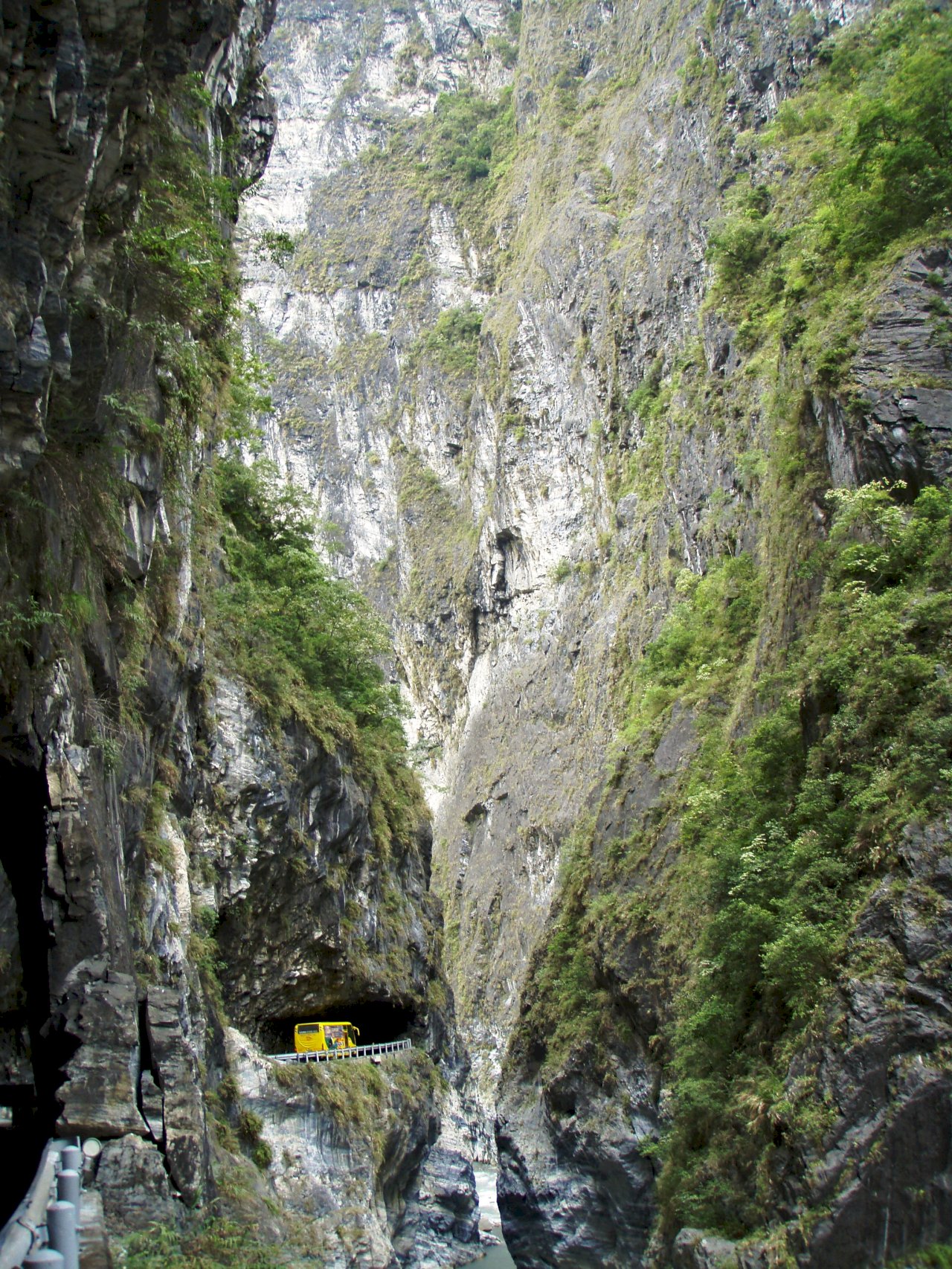 Le flâneur dans les gorges de Taroko