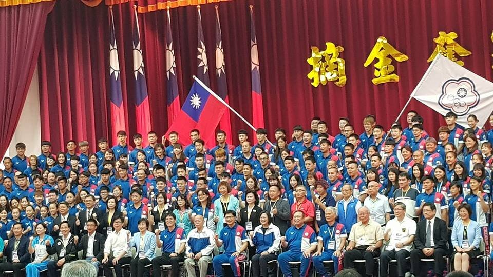 La présidente a remis le drapeau national à la délégation taiwanaise aux jeux asiatiques