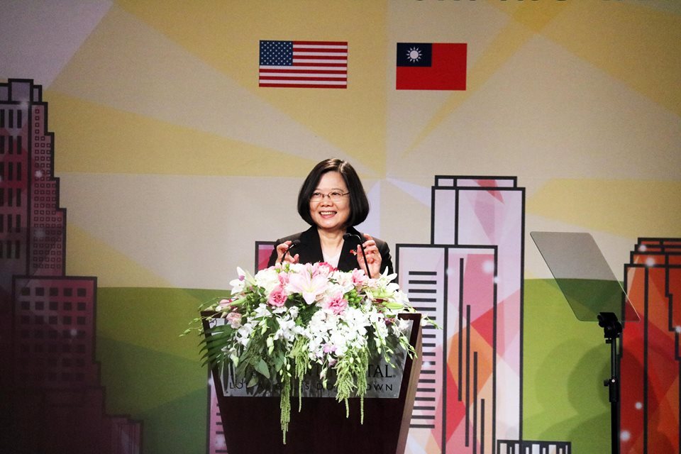Tsai Ing-wen accueillie à Los Angeles par des députés de la chambre des représentants