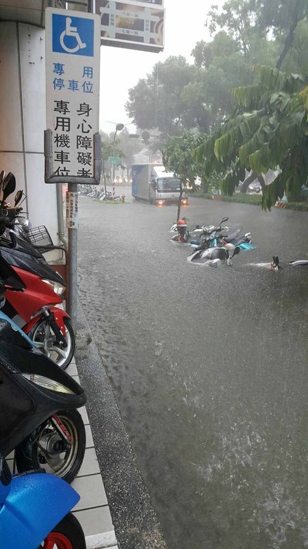 De soudaines pluies diluviennes s’abattent sur le sud de Taiwan
