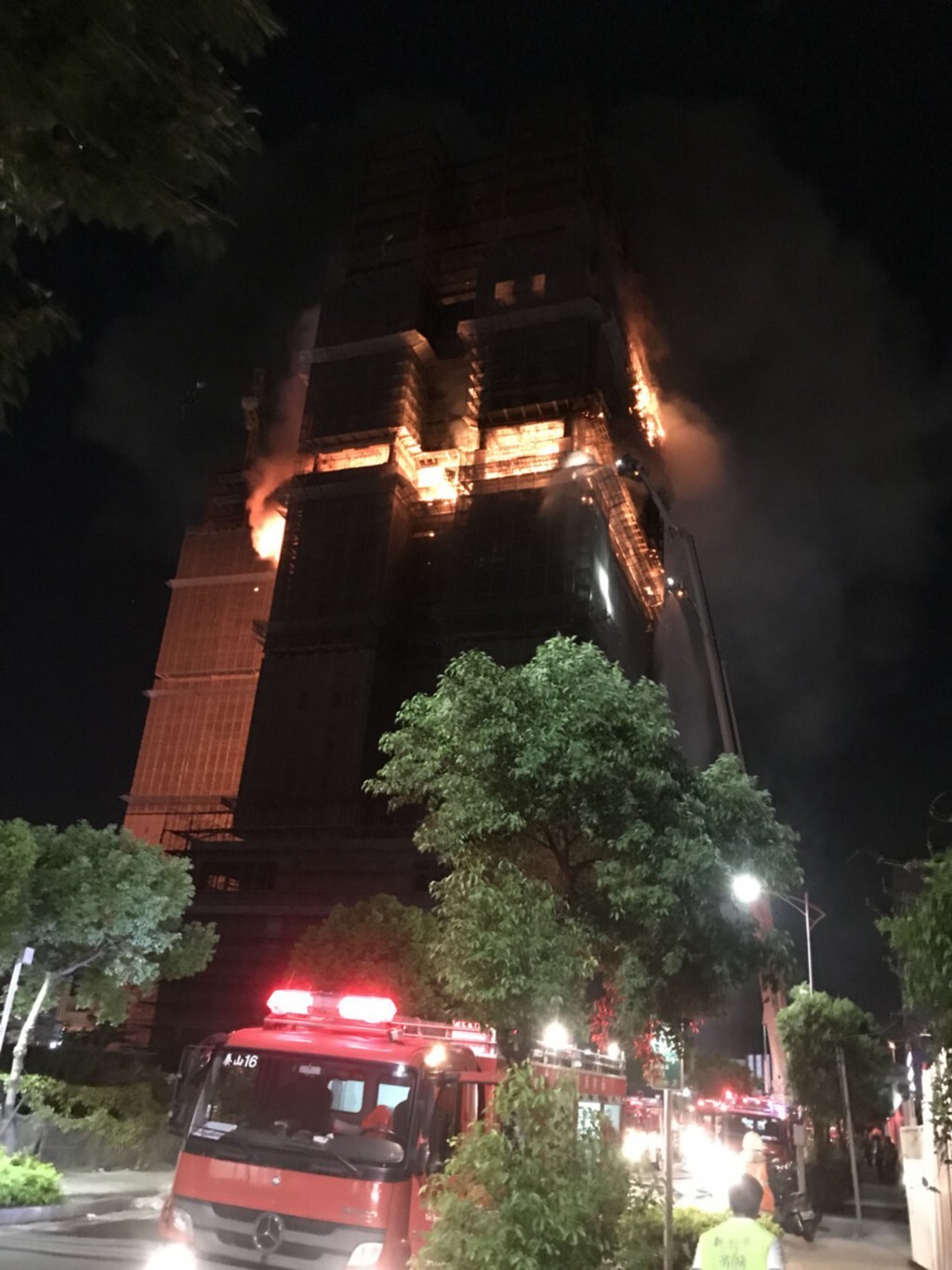 Un incendie détruit une tour en construction dans le Nouveau Taipei