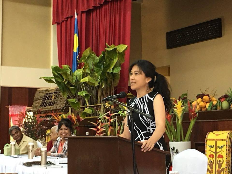 La porte-parole du gouvernement prononce un discours à Palau