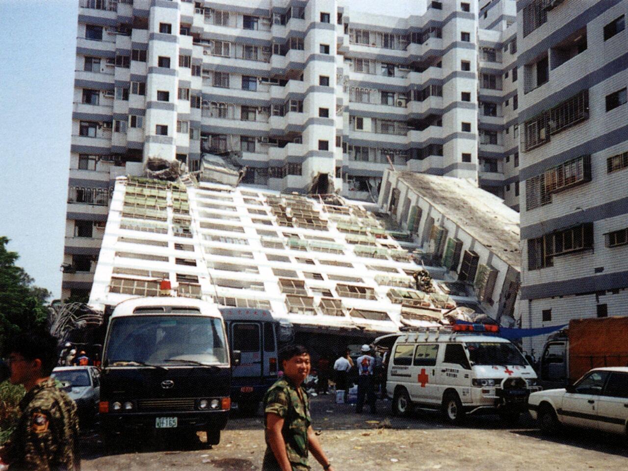 Les secours s'activant après le séisme du 21 septembre 1999 (archive CNA)