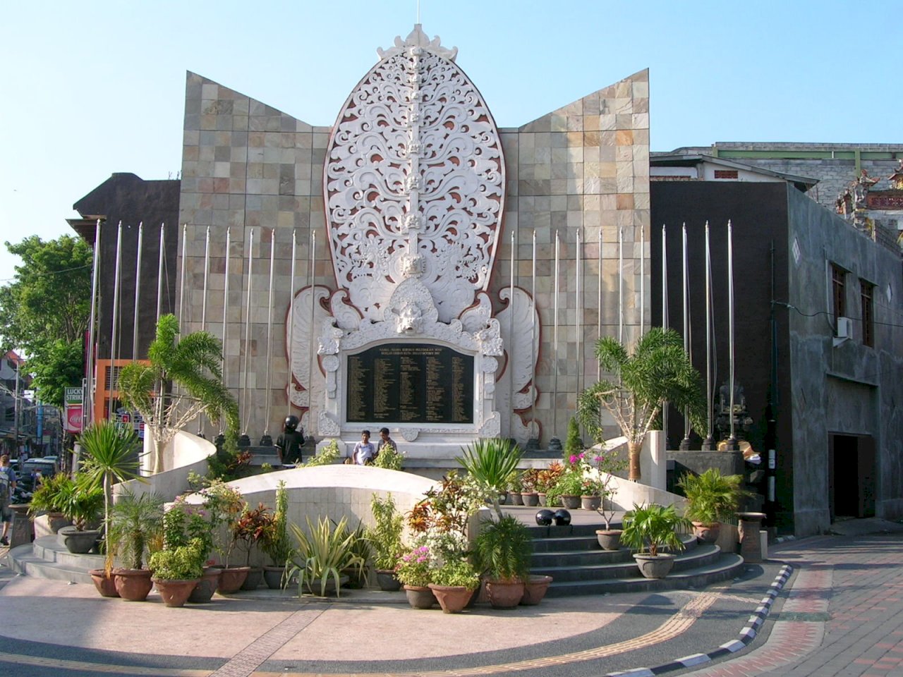 Mémorial en l'honneur des victimes des attentats de Bali en 2002. (image Wikimedia)