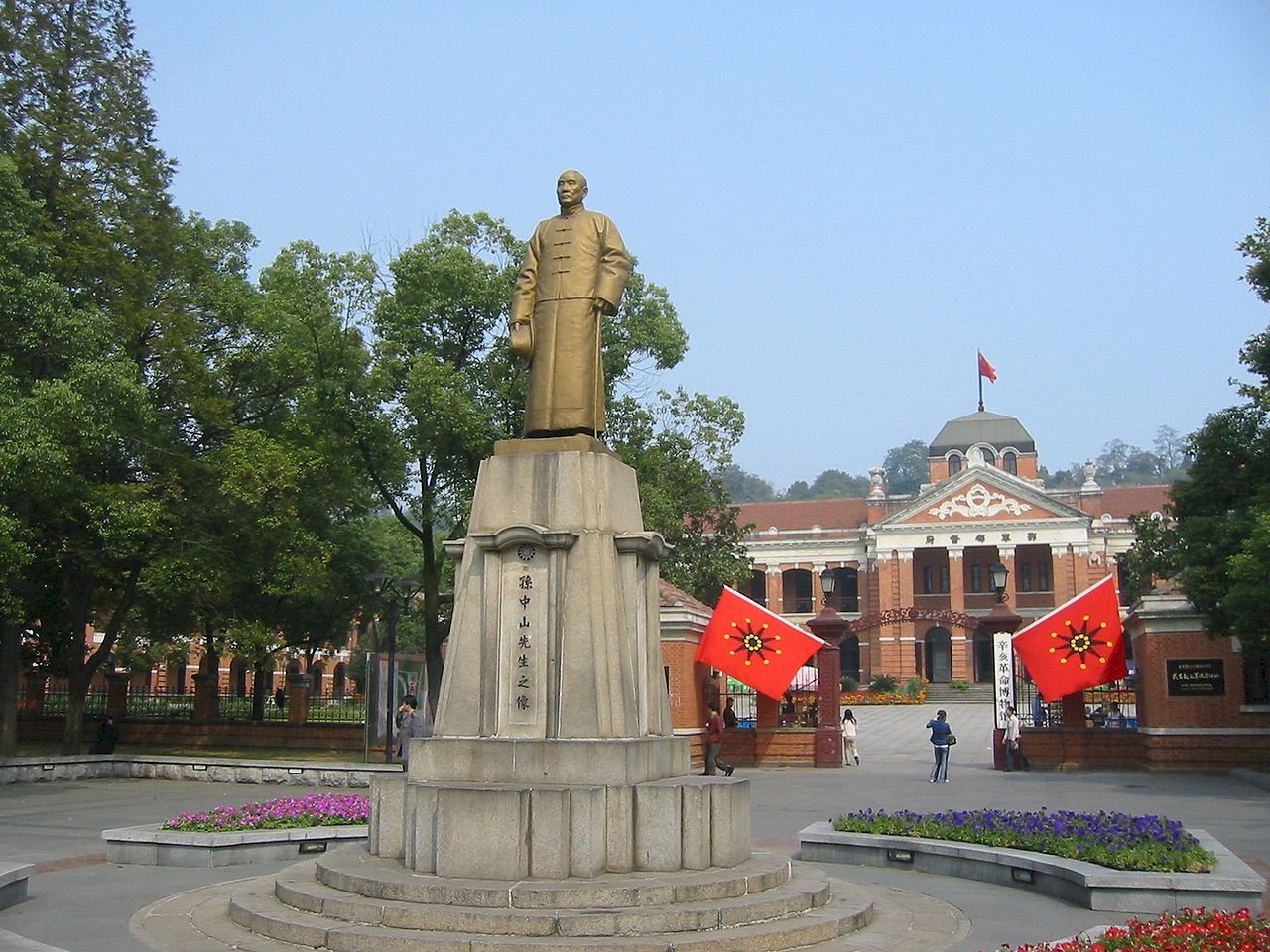 Statue de Sun Yat-sen devant l'ancien bâtiment du gouvernement militaire du Hubei, établi après le soulèvement de Wuchang, Wuhan, Chine (image Wikimedia)