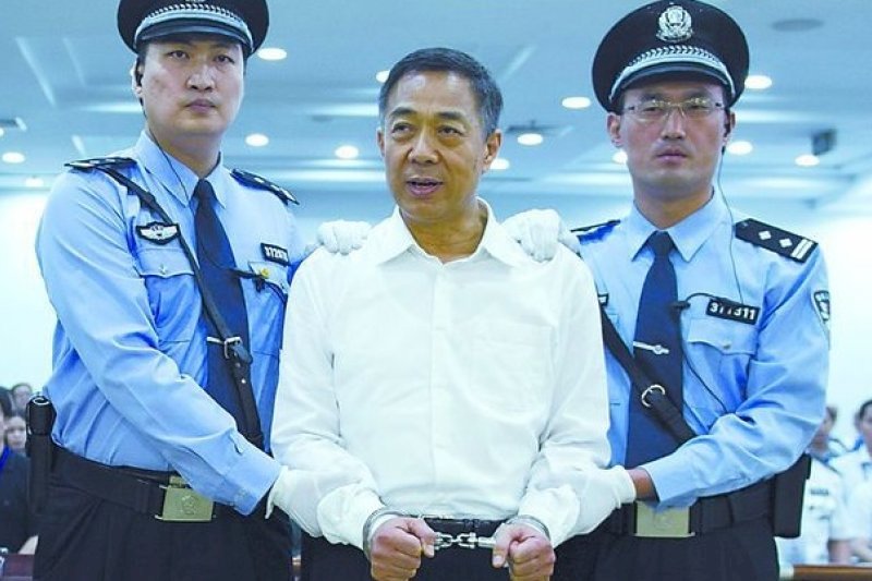Bo Xilai aux mains de la police chinoise (image Youtube)