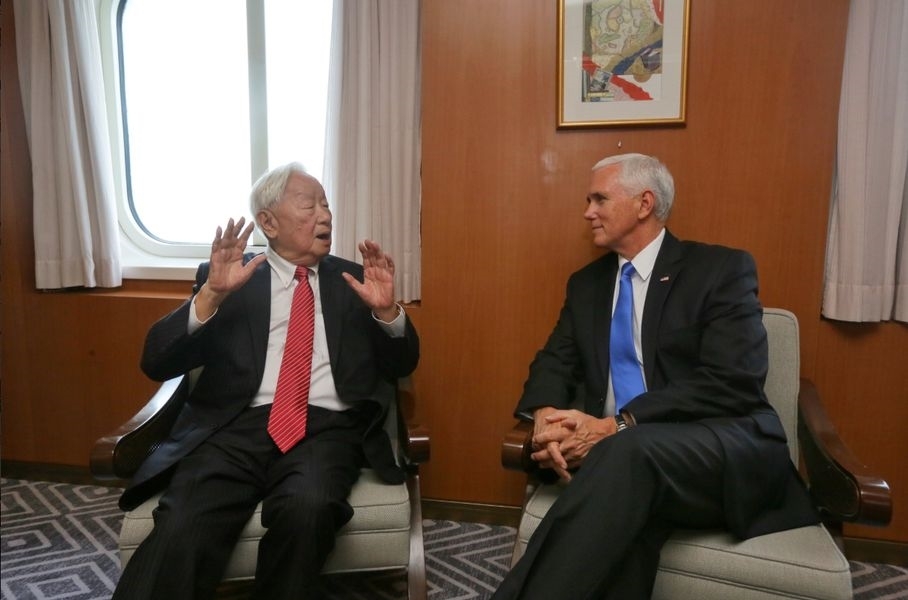 Morris Chang rencontre Mike Pence à l’occasion de l’APEC