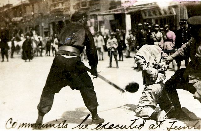 Exécution d'un communiste chinois à Shanghai dans le massacre de 1926-1927 (image wikipedia)