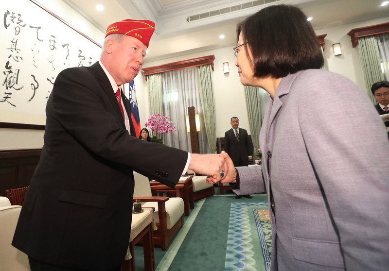Tsai Ing-wen annonce un budget renforcé pour les soins longue durée des militaires retraités