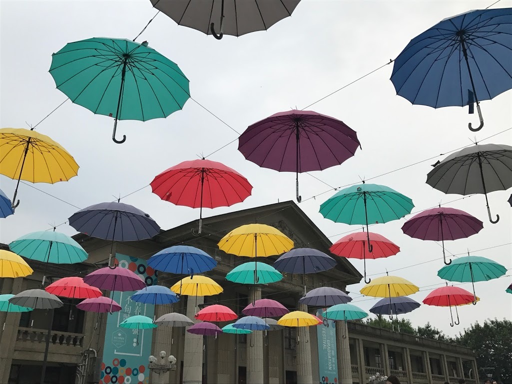 On en parle à Taiwan: Agora, parapluie, musée et mets typiques
