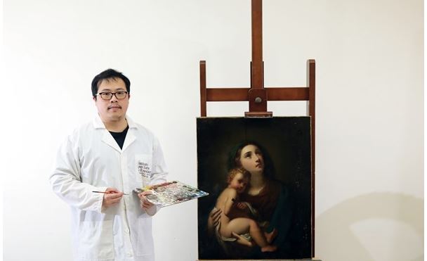 Lai Chih-hao devant un tableau qu'il a contribué à restaurer. (image CNA)