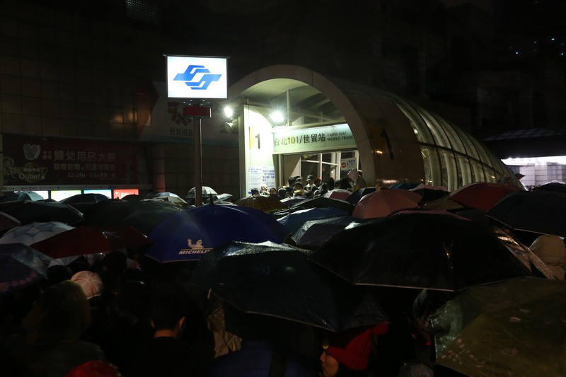 La foule après les fêtes, aux abords du métro (image CNA)