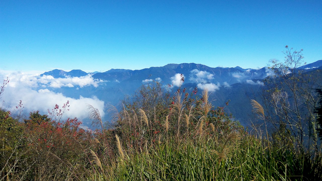Vue depuis Zhushan. Au fond du paysage, le Mont de Jade (image Fabien Seguin).