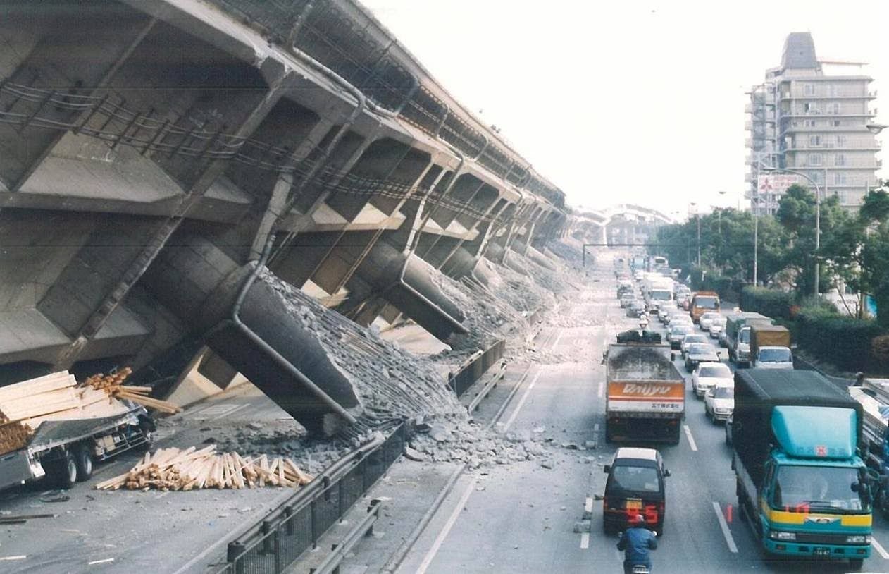 Vue de Kobe après le séisme de 1995 (image Wikimedia)