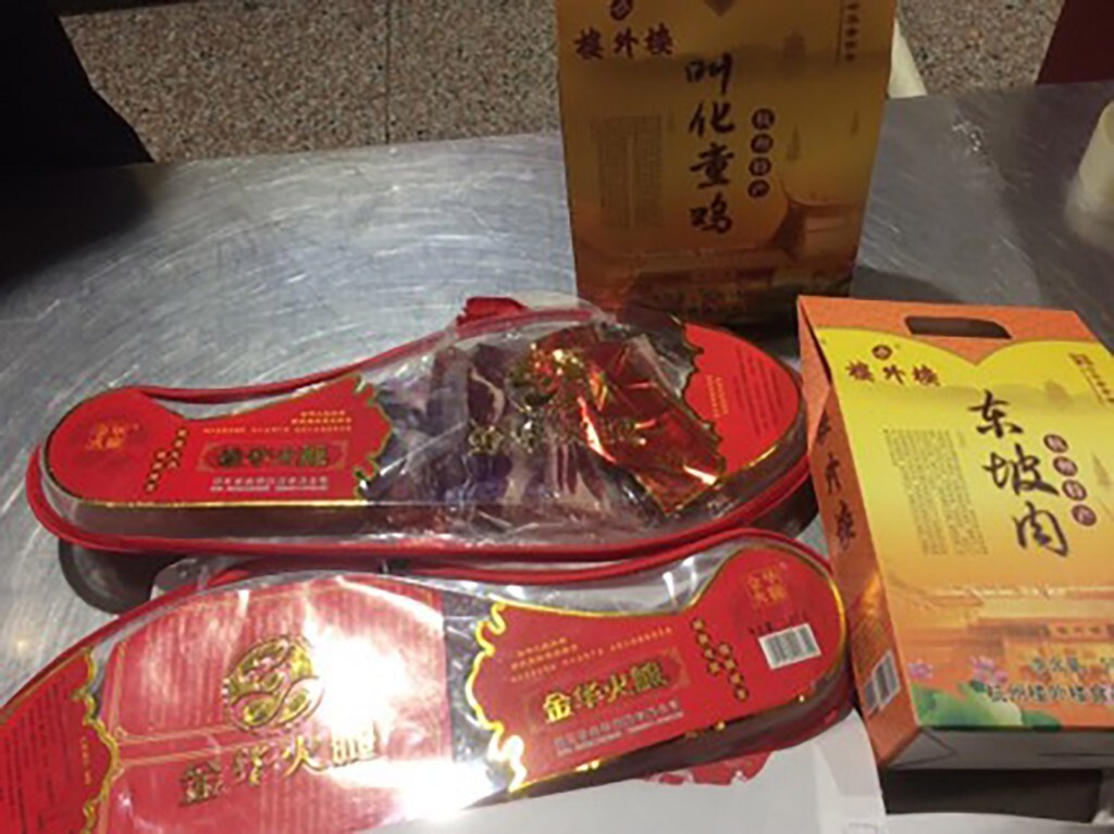 Une étudiante chinoise contrôlée à la douane avec de la viande de porc