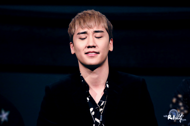 Seungri, chanteur du boys band de K-pop BIGBANG, est accusé entre autres de proxénétisme et a récemment démissionné afin de pouvoir coopérer avec la justice et afin d'éviter de nuire au groupe (Image : Wikimedia Commons - Riality)