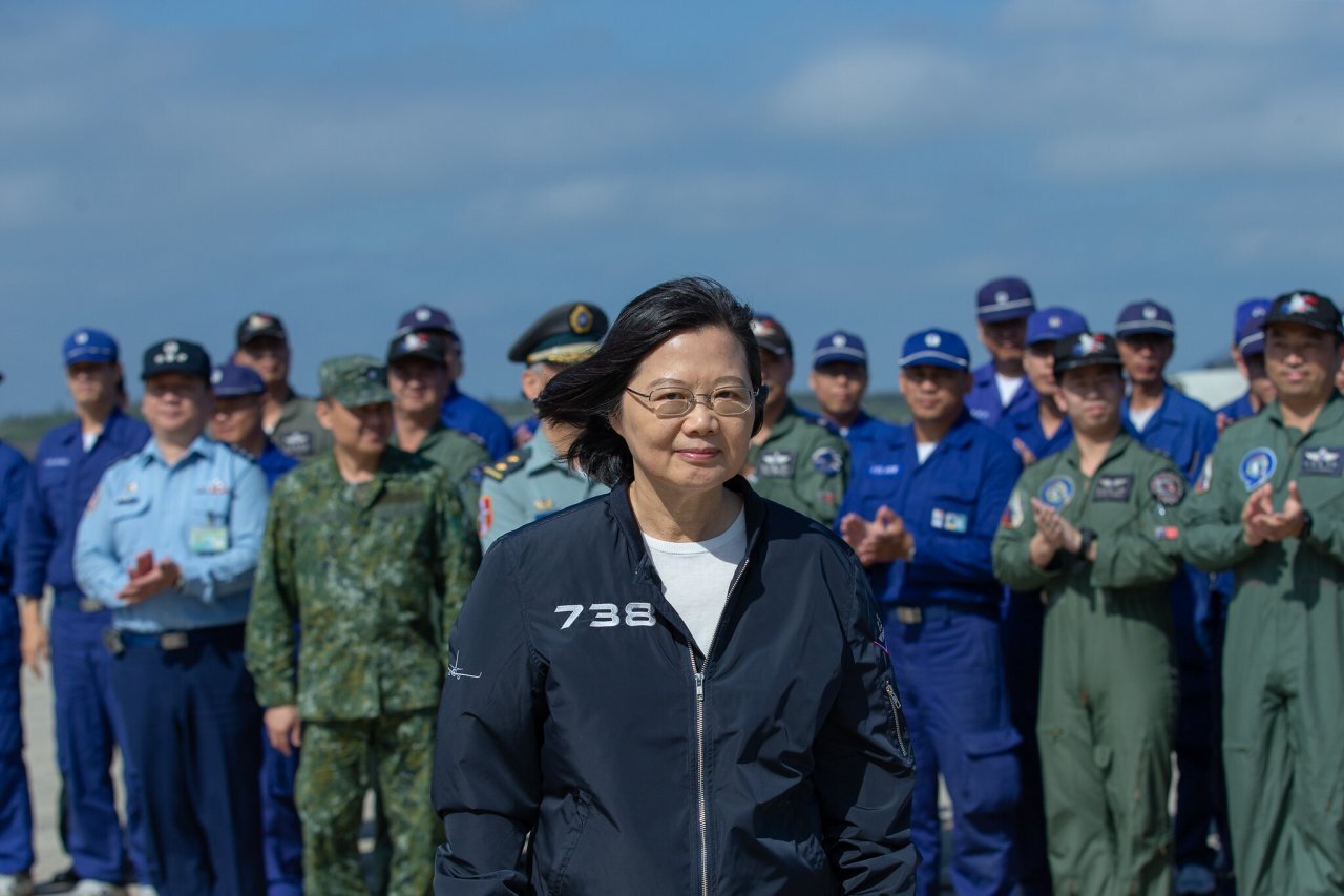 La présidente inspecte une base militaire sur les Pescadores