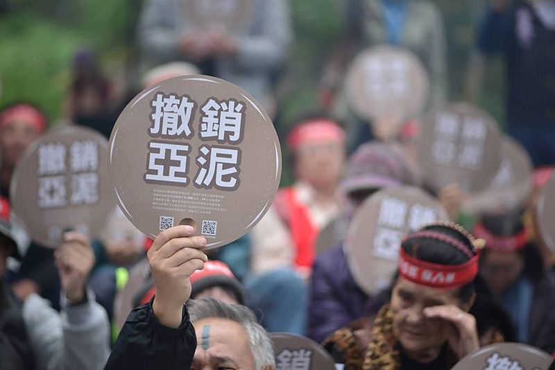 Les aborigènes Truku ont remporté leur première victoire contre Asia Cement Corp. hier. La Haute Cour administrative de Taipei a prononcé hier un verdict en faveur de la tribu des Truku, un groupe aborigène vivant à Taroko, en révoquant l’extension de 20 ans du permis d’extraction minière délivré au cimentier taiwanais. (Image : Aimable crédit de 
