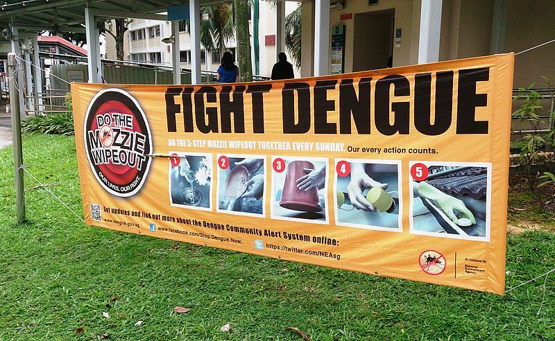 Bannière de prévention contre le virus de la dengue à Singapour en décembre 2013 (Image : Wikipedia - ProjectManhattan)
