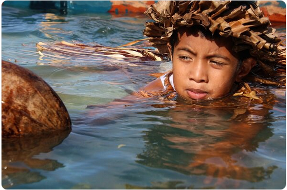 Des enfants tuvaluans saluent les dirigeants lors de leur arrivée sur l'archipel en amont du 50ème Sommet des îles du Pacifique (Image : Compte Twitter du PacificIslands Forum)