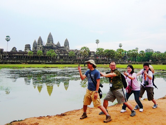 Touristes taiwanais posant devant le site d'Angkor Vat au Cambodge (Image : Flickr - Ken Worker)