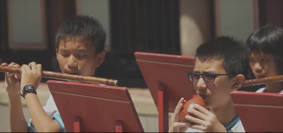 Un documentaire sur la cérémonie du temple de Confucius et sur les collégiens musiciens