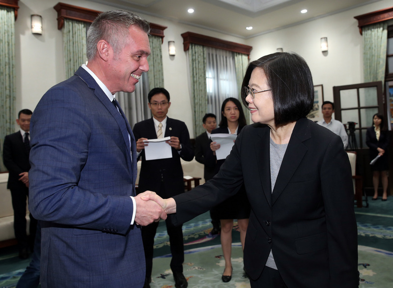 Tsai Ing-wen reçoit le député français Jean-François Césarini
